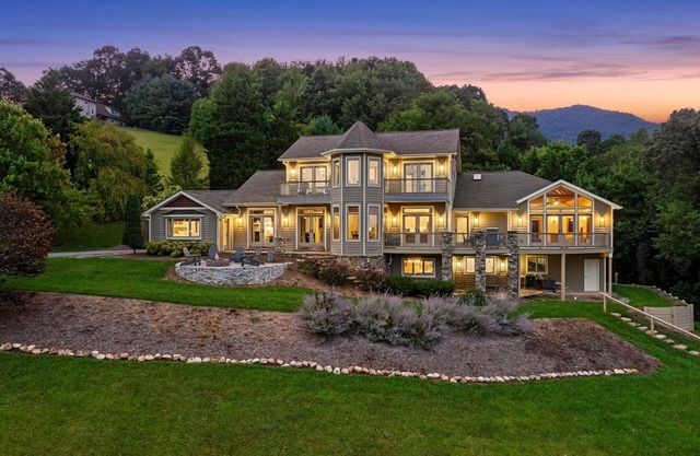 Blue Mountain View by Carolina Mornings | Fire Pit, Hot Tub🚣♂️+Biltmore Pass