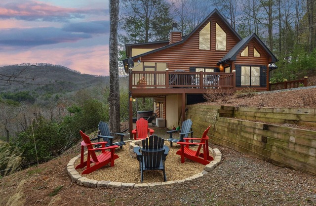 Blue Ridge Cabin: Mountain Views: Couple's Paradise: Hot Tub: Fire Pit: Arcade