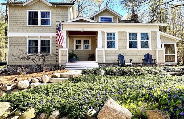 Blue Ridge Cottage- Charming 3-bedroom 2-bath on Crystal Lake