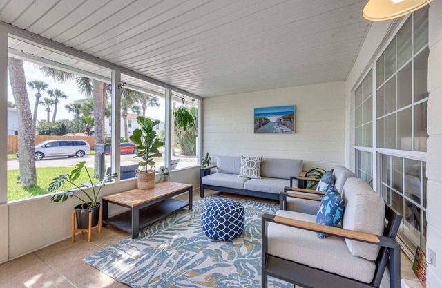 Blue Seahorse Beach cottage, Private backyard, free parking, steps from the sand