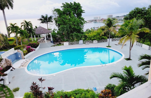 Blue Topaz- deluxe penthouse studio with stunning seaview
