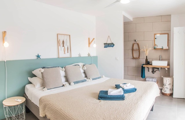 Blue Wave , charming 2 bedrooms, right behind the beach!