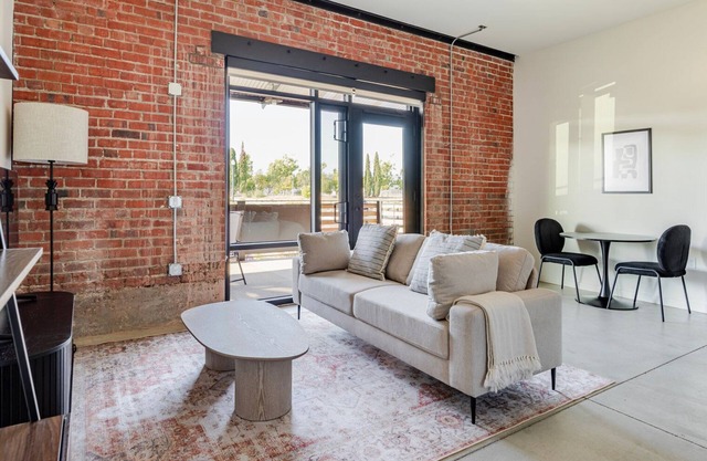 Blueground | West Alameda, balcony, nr Alameda Beach