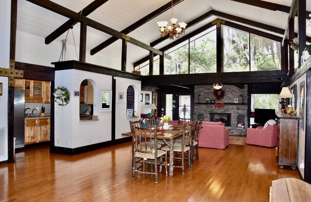 BlueMoon lodge. Resort style getaway on the water. Close to everything 40 acre.