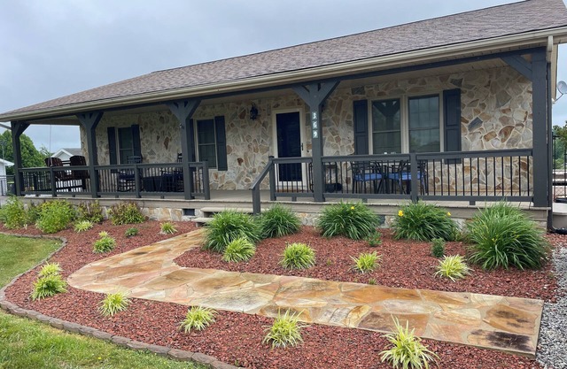 BlueRidge Pkwy cozy pet friendly home w/fenced yard, lovely views from decks