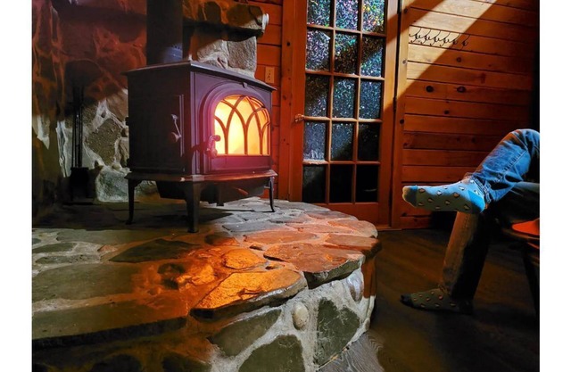 Bluestone At Entangled Acres - Log Cabin wWiFi on 16 Acre Animal Sanctuary