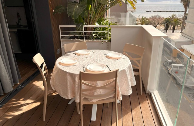 BLUESuite - Nuovissimo trilocale fronte mare, 3 piano con terrazza e box