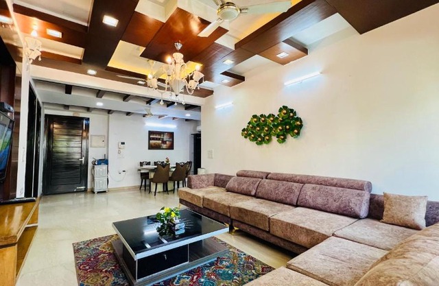 BluO 3BHK Green Park, Private Garden Lift - Balcony