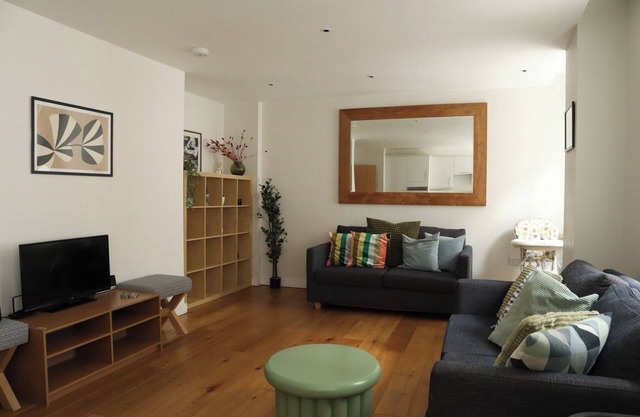 BnBNook - Charming 2BR in Historic City of London