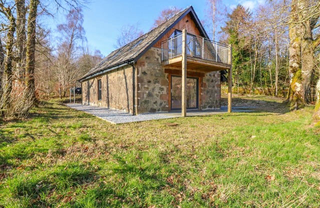 BOAT HOUSE, romantic, character holiday cottage in Invergarry