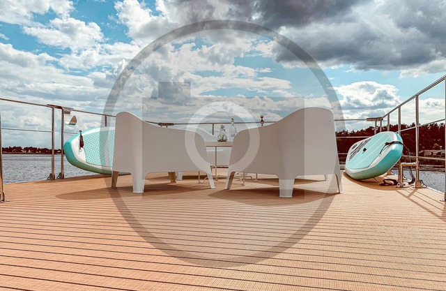 Boating holidays on this unique houseboat - relaxation and adventure, pure nature and city flair.