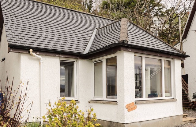 BOATMAN'S COTTAGE, pet friendly in Kyle Of Lochalsh
