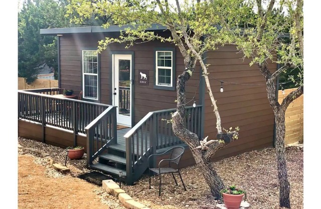 Bobcat cabin in 2 acre boutique resort with pool!