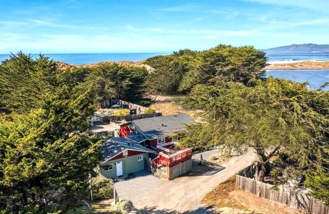BodegaBreeze~Serene Coastal Home+Studio -Bodega Bay Walk to Beach/HotTub/WiFi