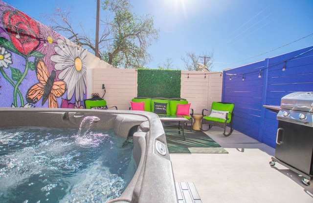 Bohemian Chic an Eclectic Escape+Hot Tub+Pet Friendly+No Pet Fee!