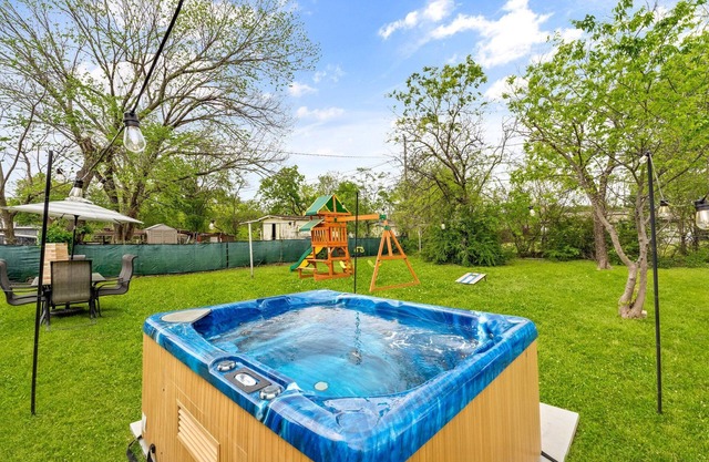 Boho Cottage. Hot Tub. Family Friendly. Walk to AT&T Stadium!