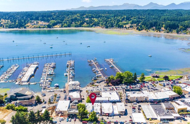 Book Hotel Scandi in Downtown Poulsbo - Sleeps 24!