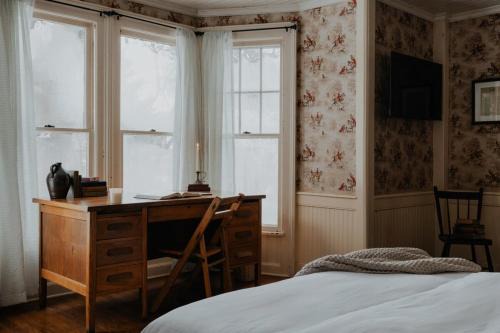 Book Village Inn - Twain Room Queen Bed