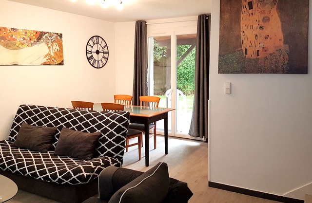 BORDEAUX: HOUSE WITH GARDEN near the tramway free parking