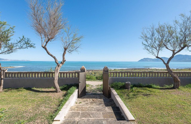 BORGES - Fantastic beachfront house with free Wifi