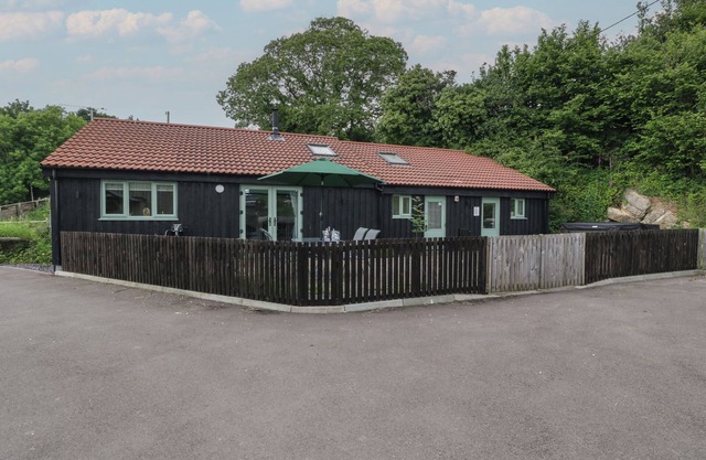 BOTTOM LODGE, pet friendly, with hot tub in Penhow