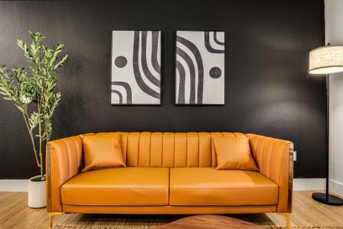 Boulevard Stays Luxe 2BR by the Stadium Pool Parking Gym 10
