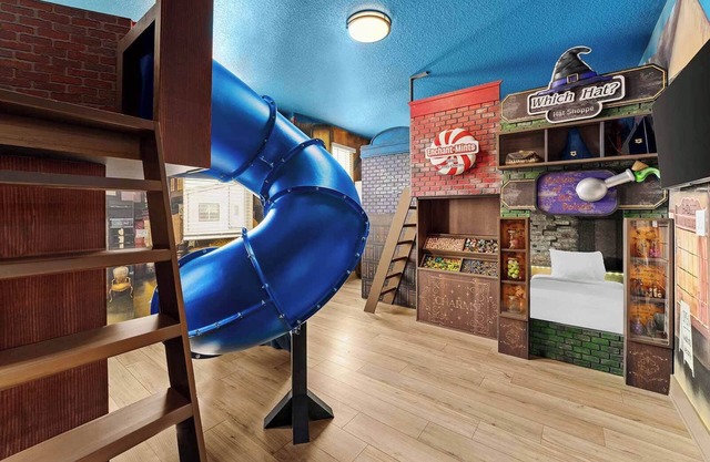 Boundless Bungalow | Huge estate next to Universal with wizard BR, theater, pool