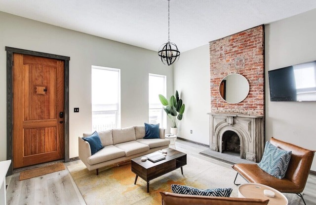 Bourbon Trail-12ft Ceilings-Parking-Chef's Kitchen