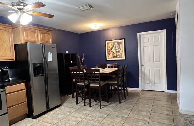 Boutique 2b/1b 5 Min to the beach, Netflix, W/D, Gated, Walk to restaurants