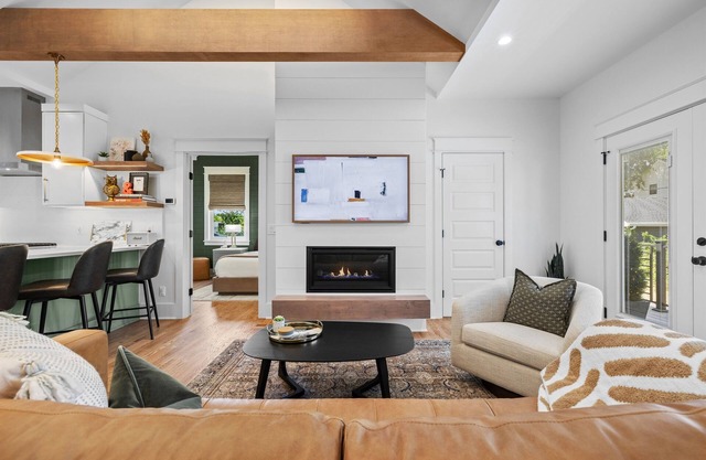 Boutique Luxury King Suite Spa Shower, Chef Kitchen, Fireplace, Walk to Dining