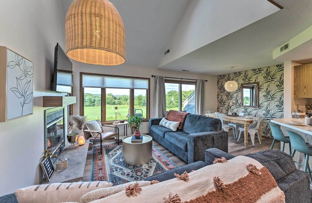 Boutique townhome w/fire pit, KING bed, mezzanine loft & golf views!