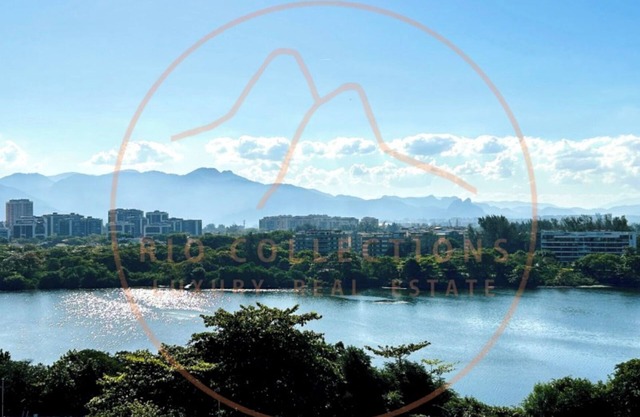 Beautiful spacious and quiet penthouse, in a condominium on the beach block,