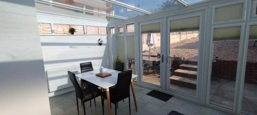 Brackenfield House in Great Barr, Birmingham near Alexander Stadium and the M6, with free WiFi and free parking and easy access to Walsall, West Bromwich, Aston Villa Football Ground, Star City and Birmingham City Centre