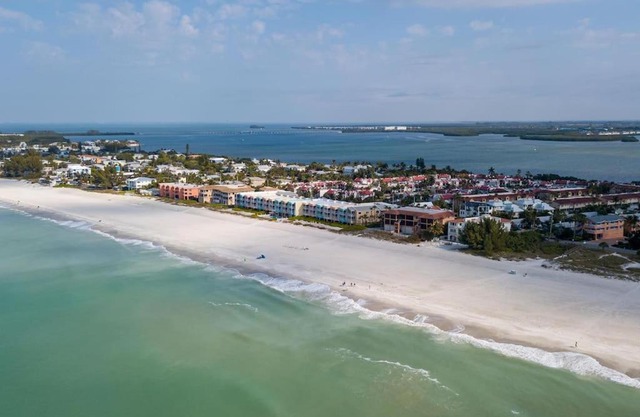 Bradenton Beach Resort Style Getaway-Walk to Beach