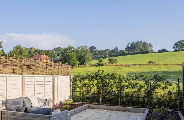 Bramble Cottage - Views & Parking - 6 Guests