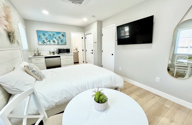 BRAND NEW 2-bdrm Guesthouse with WiFi, AC in marvelous Redlands