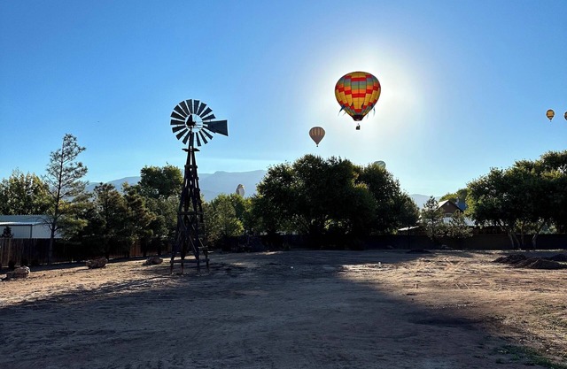 Brand new 4-bedroom modern farmhouse with AC, fireplaces, fitness in Corrales