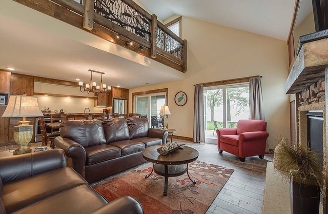 Brand NEW 4 Bedroom Lakefront Villa @ Lake Darling Resort