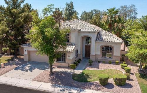 BRAND NEW 6 bdrm, 3 bath HEATED pool SLEEPS 16