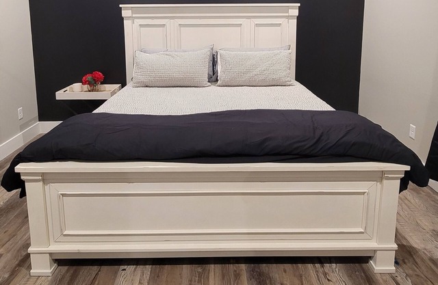 Brand new dog friendly home with mountain views, hot tub and entertainment