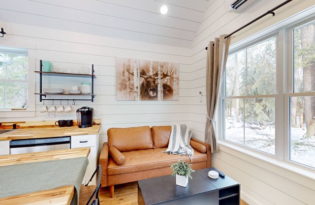 Brand-new dog-friendly home near Hancock Pond with firepit, grill, streaming, AC