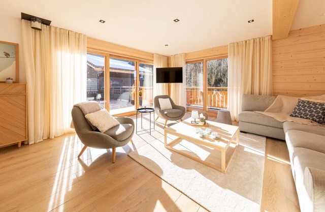 Brand new elegant apartment with hot tub - 6 minute walk from the ski lifts