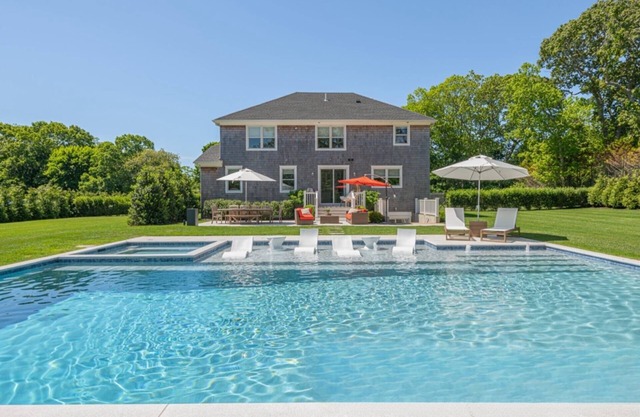 Brand New Hamptons beach house 2 minutes walk to EQ village w/gunite pool & spa