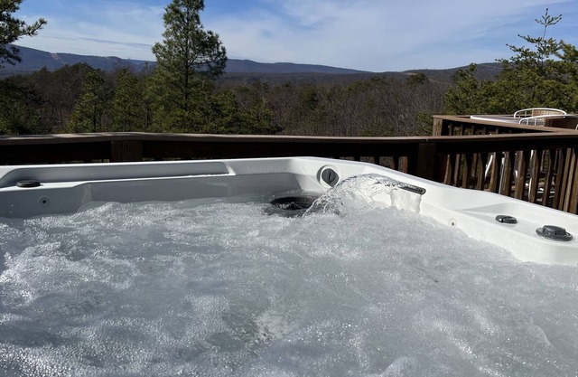 Brand New Hot Tub! Beautiful Log Cabin w/Gorgeous Views