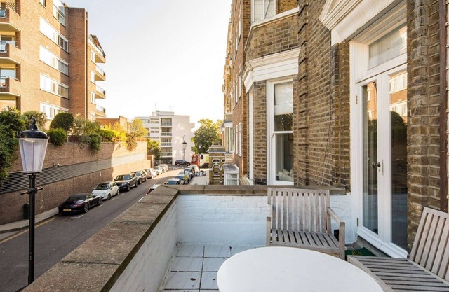 *BRAND NEW* Luxury Flat with large balcony, behind Ken High Street