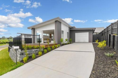 Brand New modern home 3 bedrooms - lakes