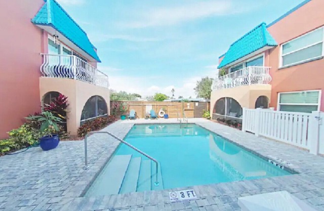 BRAND NEW-CONDO-POOL/GYM/ROOFTOP DECK-WALKING DISTANCE BEACH/PARK/SHOPS