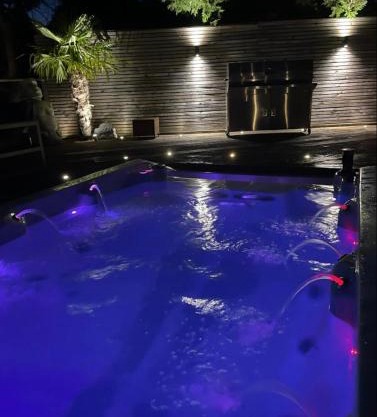 Branksome 4-House Sleeps 8 with Hot Tub & Parking