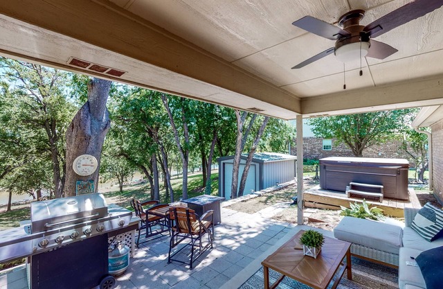 Brazos riverfront home on large waterfront lot with private hot tub & canoe