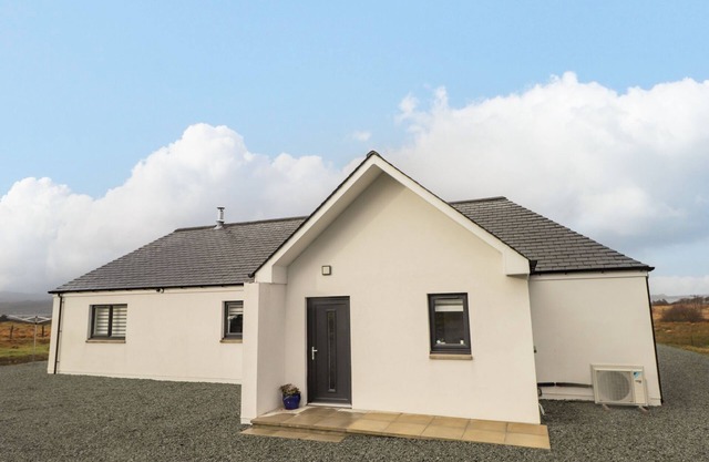 BREAKISH VILLA, family friendly, with a garden in Broadford